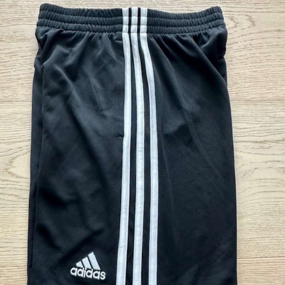 Adidas Kids light weight shorts (8)